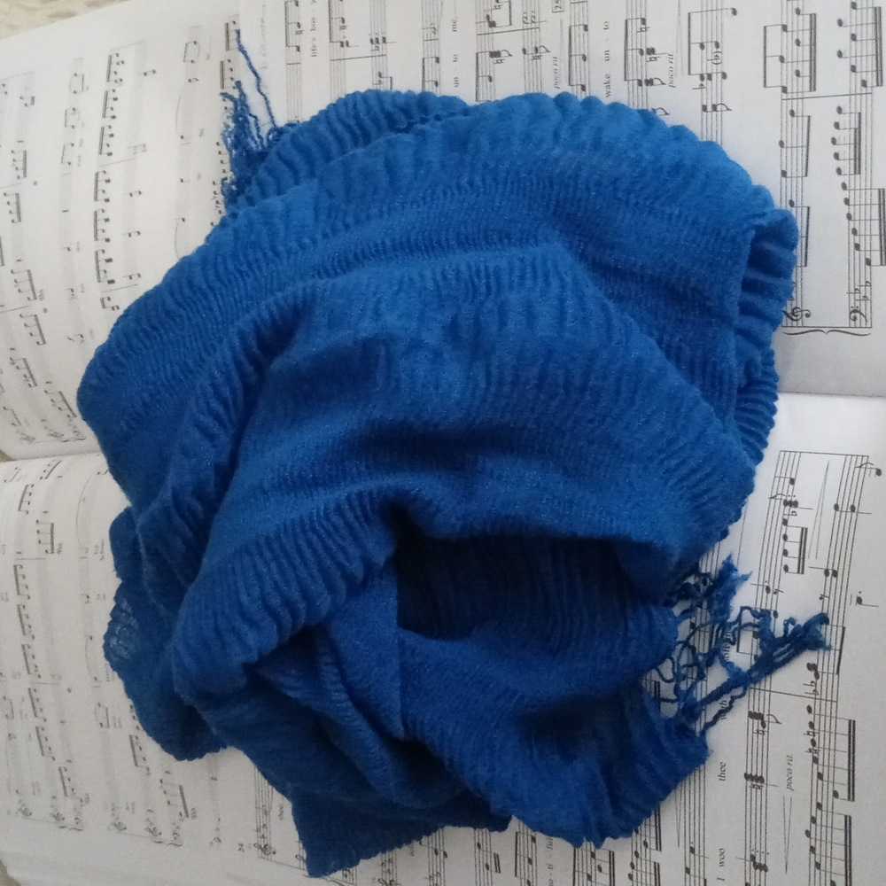 Teal Crinkle Fabric Tasseled Scarf